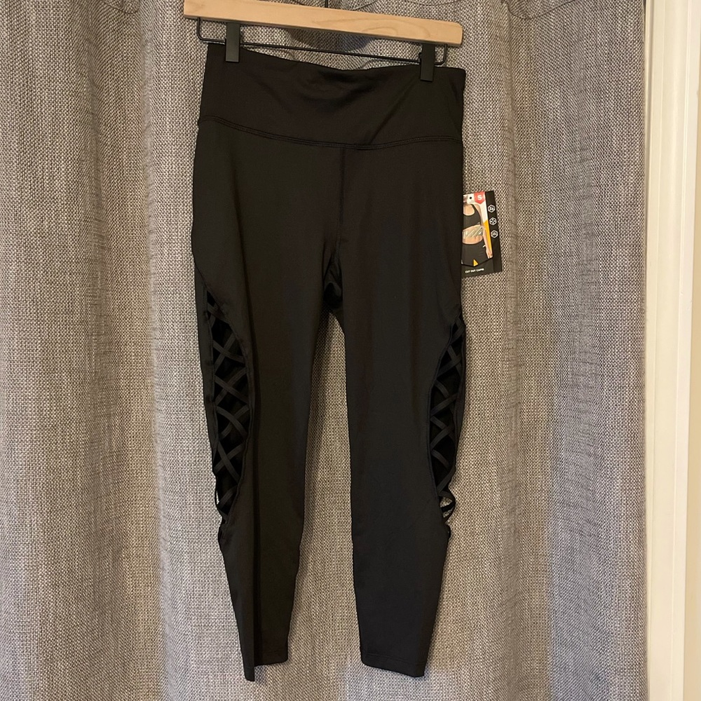 Avia Cutout Capri Legging Black stretch Small